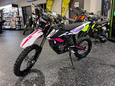 Spécification : Hauteur de selle : 685 mm (réglable de 665 mm à 705 mm) Poids à vide : 39 kg Garde a...