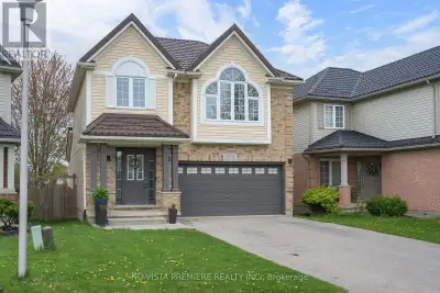 Quiet court location backing onto PARK / School yard. Family friendly area of Summerside! with easy...