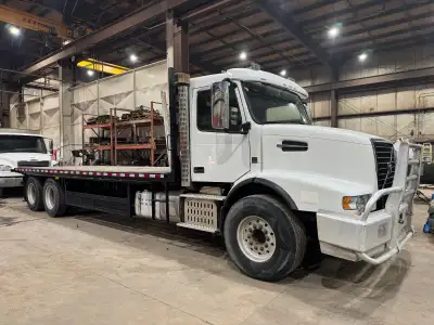 2013 Volvo VHD T/A 25.5’ Deck Truck, Volvo D13 450 Hp, 18 Speed Trans, 221500 k. 5695Hrs., 425/65R22...