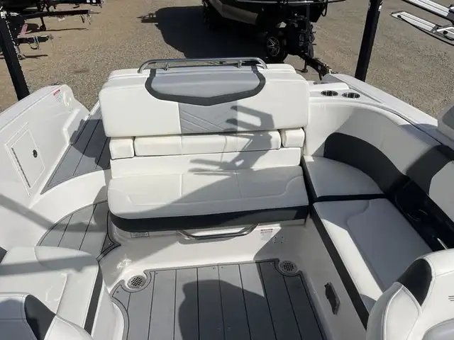 2023 Chaparral 26 Surf - BOAT SHOW SEASON SALE! in Powerboats & Motorboats in Saskatoon - Image 14