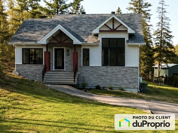 $679,000 - Bungalow for sale in Chicoutimi (Chicoutimi) — photo 1