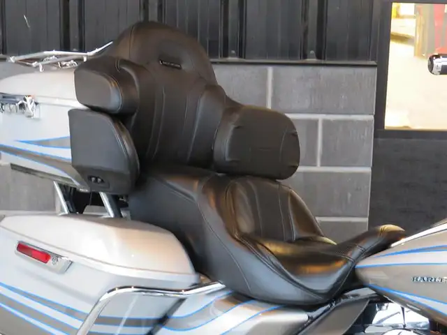 2016 Harley-Davidson FLTRUSE - CVO Road Glide Ultra in Sport Touring in Cambridge - Image 9