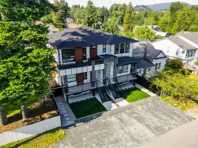 Discover your dream home in this exquisite Westcoast-style half duplex, boasting an unbeatable locat...