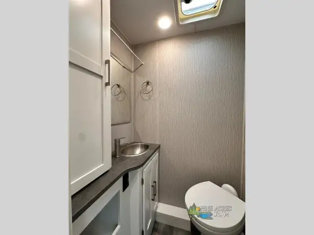 2022 Coachmen RV Pursuit 29XPS Front Bunk 11 Miles in RVs & Motorhomes in Moncton - Image 35
