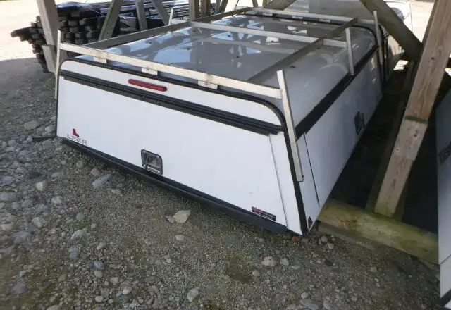 2014 - 2018 GMC Sierra or Chevrolet Silverado 6'6 White Leer Cap in Other Parts & Accessories in Kitchener / Waterloo - Image 3