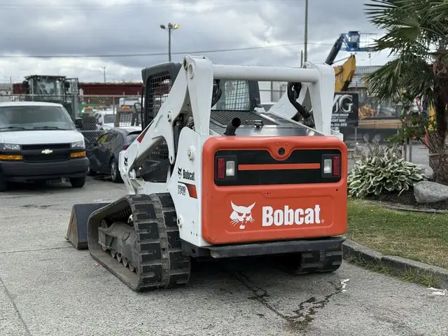 2017 Bobcat T740 Skid Loader in Heavy Trucks in Regina - Image 9