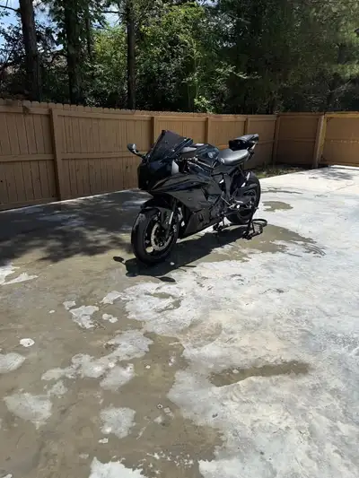 APPLY NOW: https://www.ridecollective.ca/get-pre-approved 2023 YAMAHA R7 • Torque-rich parallel-twin...