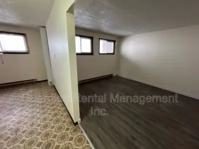 Bright & Spacious Apartment for Rent – 39 Kingsway Dr, Apt 3