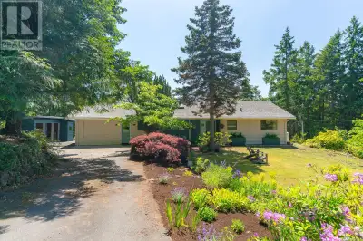 Welcome to the sought after Garry Oaks neighbourhood of Nanoose Bay. This 3 Bed, 1.5 Bath rancher, i...
