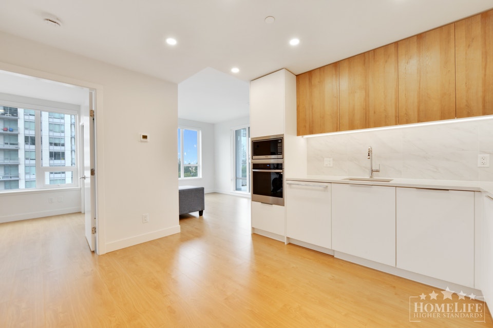 Bright & Spacious 2 Bedroom 2 Bathroom Corner Condo with Panoram 5