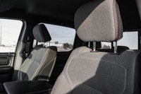 3.55 REAR AXLE RATIO,ENGINE: 3.6L PENTASTAR VVT V6 W/ETORQUE (STD),GVWR: 3 129 KGS (6 900 LBS) (STD)... (image 8)