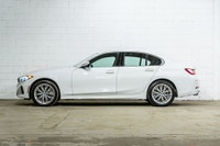 *English below* *Français:* Cette BMW 330i xDrive 2023, affichant seulement 18 146 km, provient d'un... (image 4)