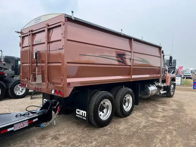60860 Mack Pinnacle 64R grain truck in Heavy Trucks in Regina - Image 6