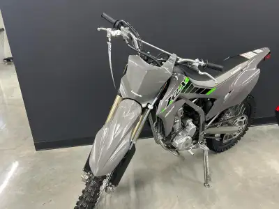 2025 KAWASAKI KLX300R KAWASAKI KLX300R 2025 La KLX300R est la moto tout terrain haute performance pa...