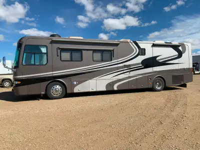 2005 Monaco Camelot 40’ diesel pusher RV built on a Roadmaster chassis powered by a 400 HP Cummins w...
