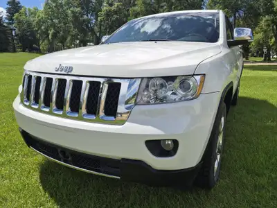 Check out this stylish 2012 Jeep Grand Cherokee Overland! With its powerful 8-cylinder engine, smoot...