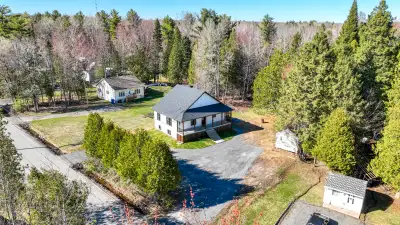 Belle propriété rénovée avec minutie située dans un secteur paisible et sise sur terrain de 19 000 p...