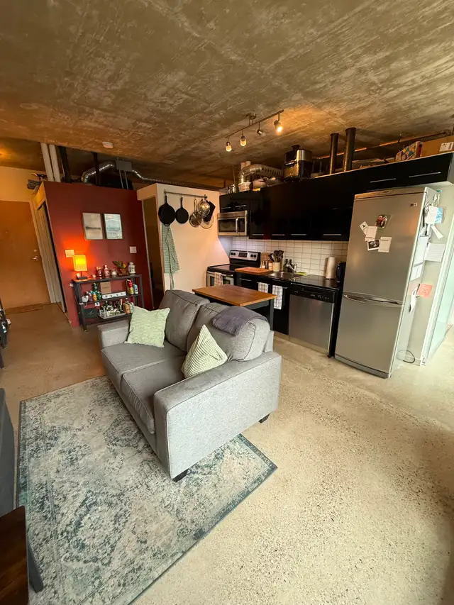 High-Ceiling Loft with Natural Light in Queen West in Long Term Rentals in City of Toronto - Image 12