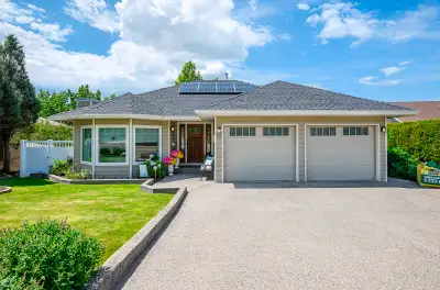 Beautifully maintained rancher in a desirable Sahali neighbourhood, where comfort meets quality. Thi...