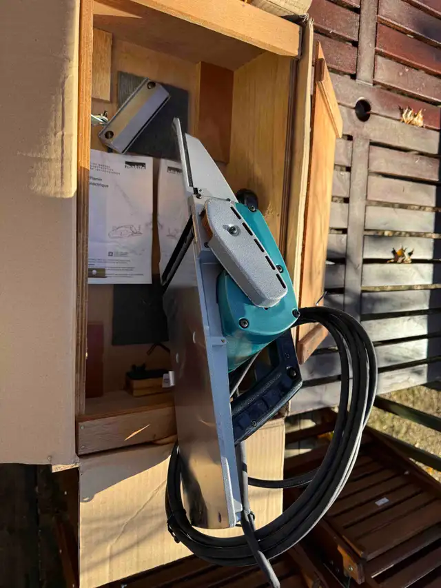 Makita 1806B Planer in Power Tools in Kitchener / Waterloo - Image 4