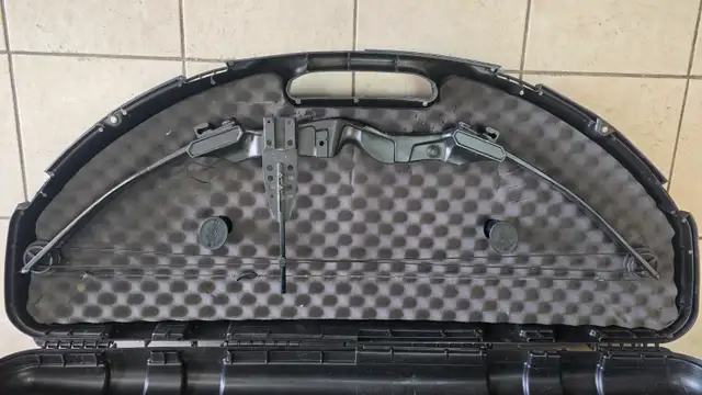 Vintage Compound Bow's With Case (Package Deal) in Fishing, Camping & Outdoors in Hamilton - Image 4