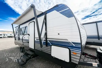 Located in Winfield, BC Call or Text 250-766-4607 Voyager RV Centre 1-800-668-1447 10cu/ft 12V Refri...