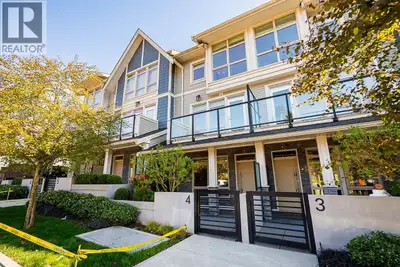 Welcome to Queen´s Landing-where timeless design meets modern North Shore living. This exclusive com...