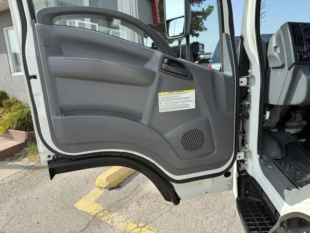 2022 Isuzu NRR CREW CAB | 16' BOX | LIFTGATE | DIESEL | 19500 GV in Cars & Trucks in Mississauga / Peel Region - Image 24