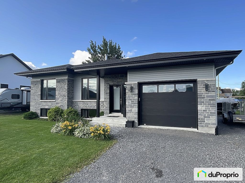 $779,000 - Bungalow for sale in Mont-St-Gregoire — photo 1