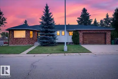 Don’t miss this fantastic family home in desirable Weinlos! This spacious bungalow sits on a huge co...