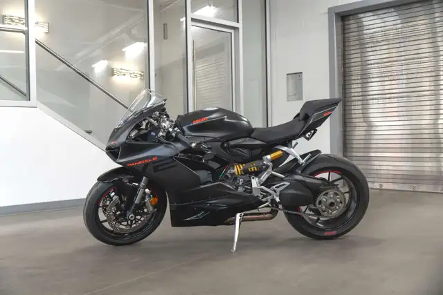 2025 Ducati Panigale V2 *BAS KMs!*553399213663856641