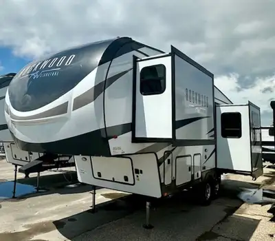 Beautiful NEXT to New condition and looking at it you'd think it was NEW! Loaded up with all the fea...