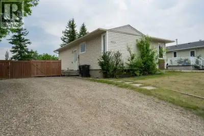 Welcome to 8325 101 Avenue – a perfect starter home tucked away in the desirable Saddleback Ridge su...