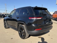 This Jeep Grand Cherokee boasts a Regular Unleaded V-6 3.6 L/220 engine powering this Automatic tran... (image 3)