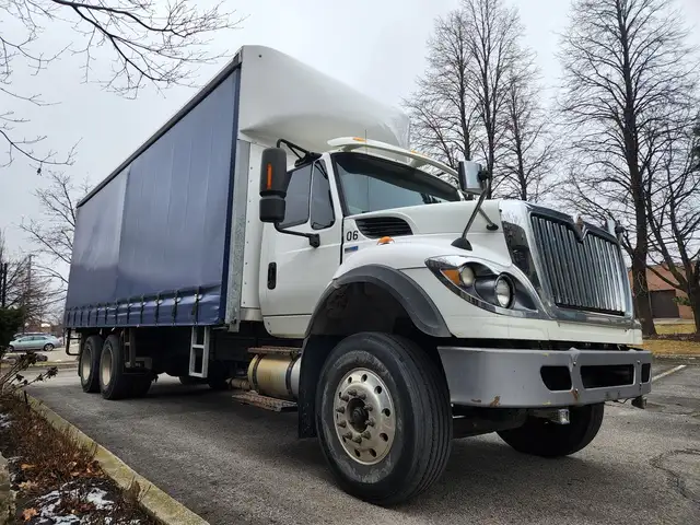 2015 International 7500 25.5' Curtain Side, Allison Auto, Tandem in Heavy Trucks in Calgary - Image 3
