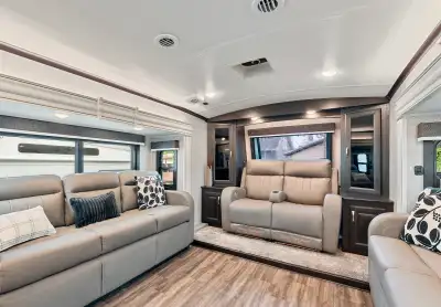 À vendre, Fitht wheel 2024 de marque North Point de 40 pieds. Modèle 382FLRB. Elle n'a jamais roulé...