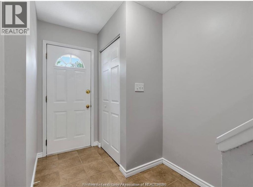 6732 Roseville Garden DRIVE Windsor, Ontario 2