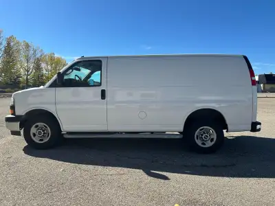 2023 GMC SAVANA 2500 CARGO VAN. 4.3Litre V6, 8 speed automatic, air, cruise, tilt, power windows, po...