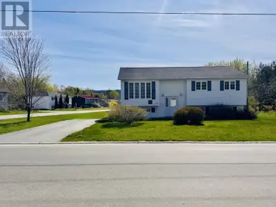 Pride of ownership describes this beautifully updated and meticulously maintained 3+1 bedrooms, spli...