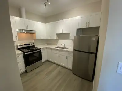SUITE FEATURES: 9' ceilings Large & bright 2 bedroom apartment Renovated suites Spacious kitchen Qua...