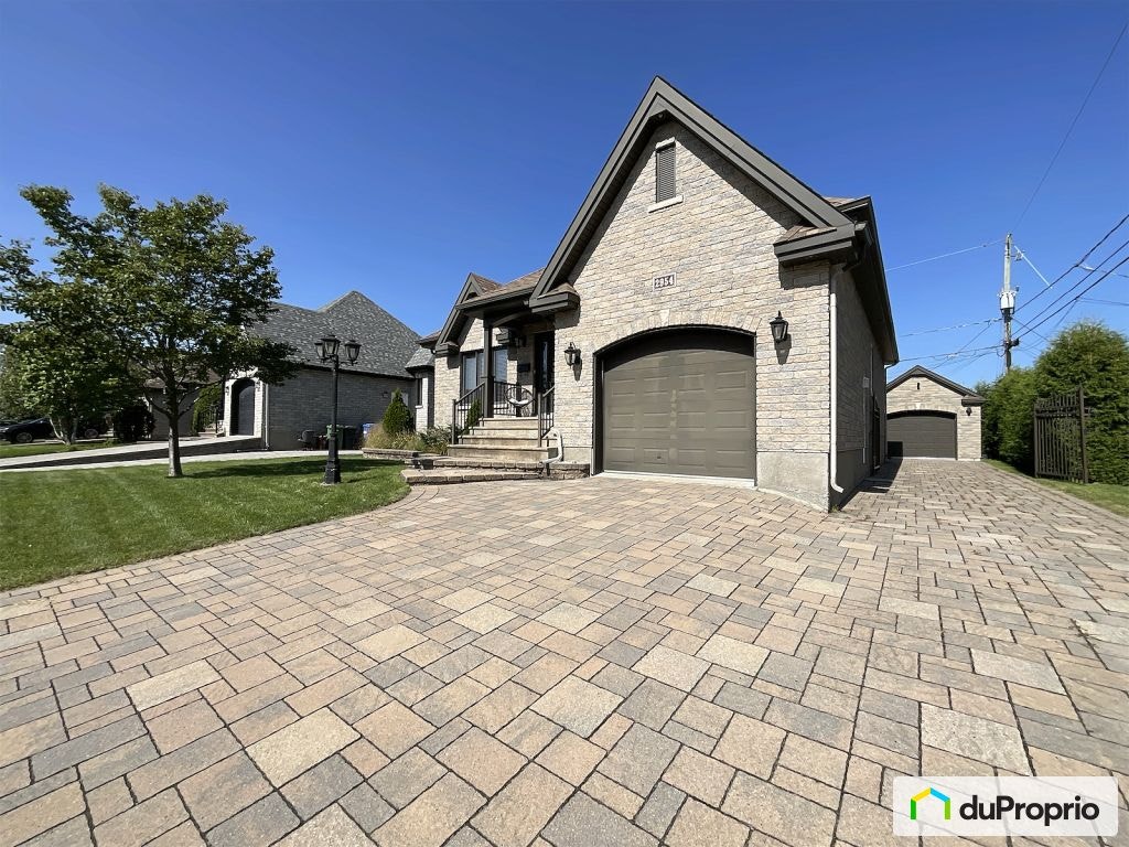 $859,000 - Bungalow for sale in Longueuil (St-Hubert) — photo 1