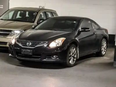 Experience the thrilling drive of the 2012 Nissan Altima 3.5 SR in a sophisticated black finish. Equ...