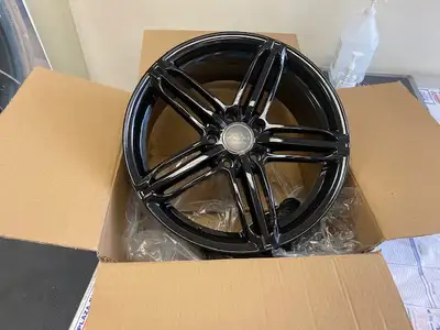 Brand new gloss black AU12 18"x8" 5x112ET 45 66.6 Brand new gloss black AU12 18"x8" 5x112ET 35 66.6...