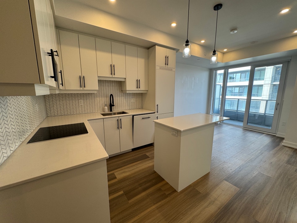 Recently Built 1 Bedroom Corner Unit Condo in Central Downtown K 4