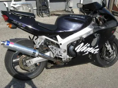 sonic cycle has a 1998 kawasaki zx -7r ninja in for parts ton,s of good parts of this accident free...