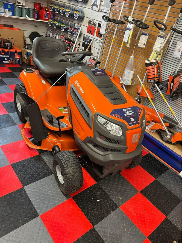 Husqvarna YTH18542 Lawn Tractor in Lawnmowers & Leaf Blowers in Belleville - Image 2