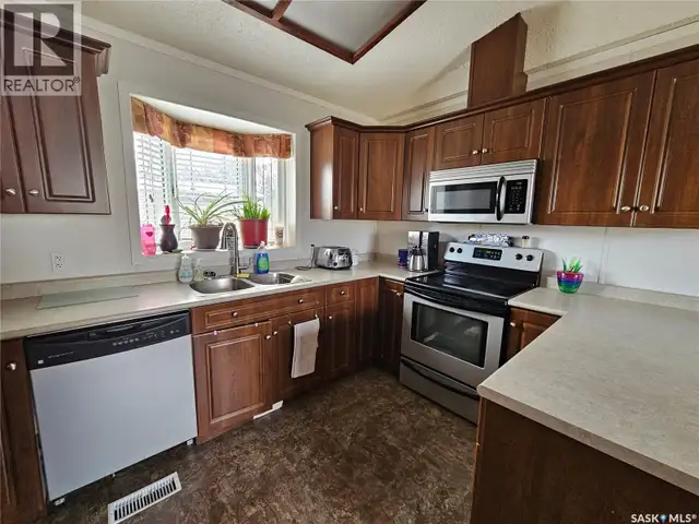 10 Four Seasons Trailer COURT Shaunavon, Saskatchewan in Houses for Sale in Swift Current - Image 4