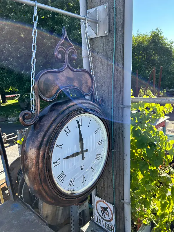 Horloge suspendue in Outdoor Décor in Drummondville - Image 7