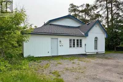 Spacious bachelor apartment in a convenient location! This unit includes hydro and water, offering e...
