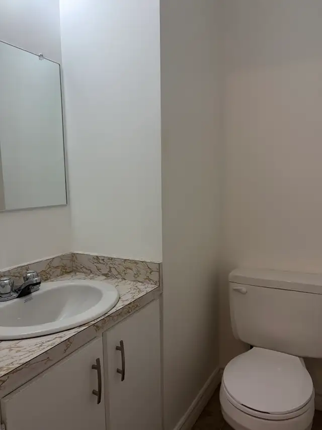 Superbe 4 1/2, rue Pie-X Lévis, sur 2 étage, LIBRE in Long Term Rentals in Lévis - Image 10